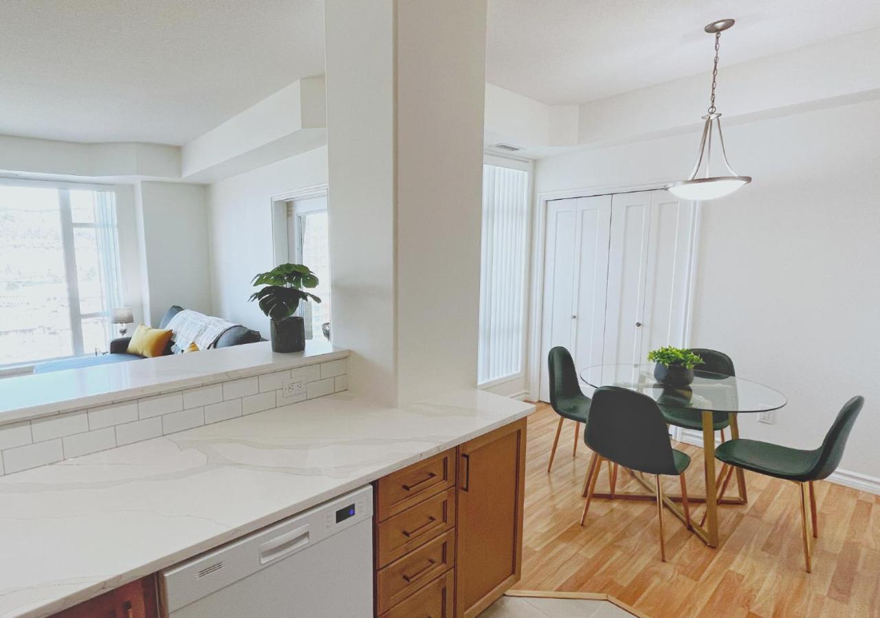 Downtown Waterfront Kelowna Oasis Newly Renovated 2Bed 2Bath Apartment Exterior photo