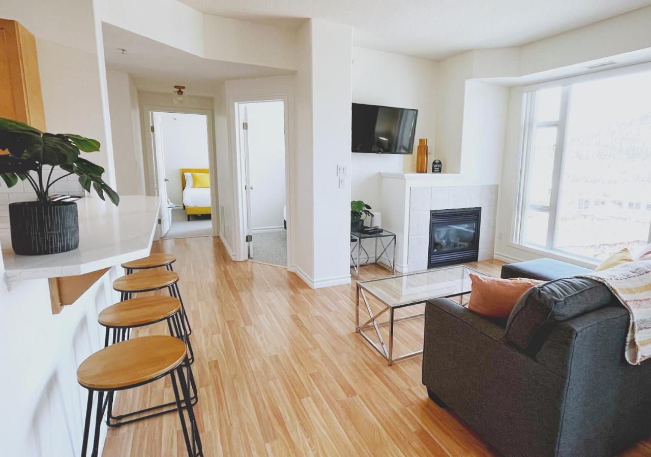 Downtown Waterfront Kelowna Oasis Newly Renovated 2Bed 2Bath Apartment Exterior photo